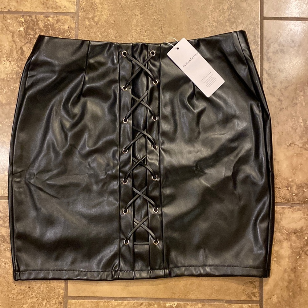 (130) NWT Women’s Black Skirt by Canton Walker. Size USA XL
